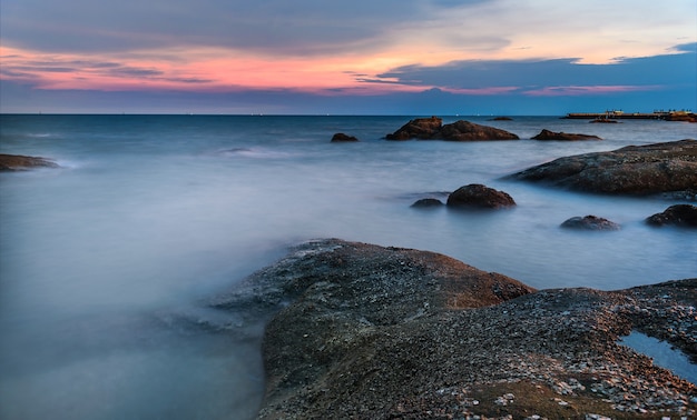 Der Felsen auf dem Meer mit Sonnenunterganghimmel