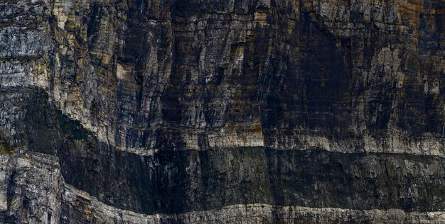 Der Felsen ist grau und schwarz