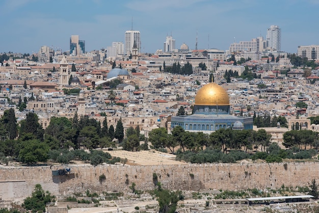 Der Felskuppel auf dem Tempelberg und der Blick auf die heilige Stadt Jerusalem, Israel