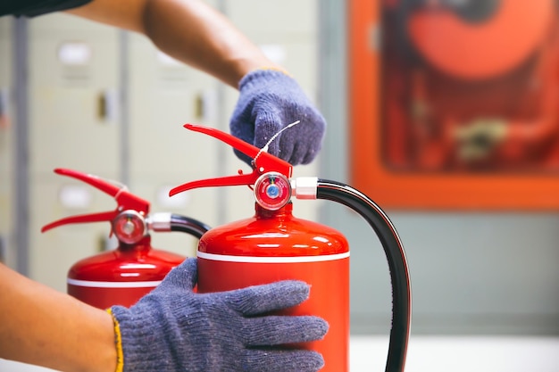 Foto der feuerlöscher wird von einem ingenieur überprüft.