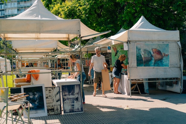 Foto der flohmarkt in buenos aires, argentinien, 2. märz 2024