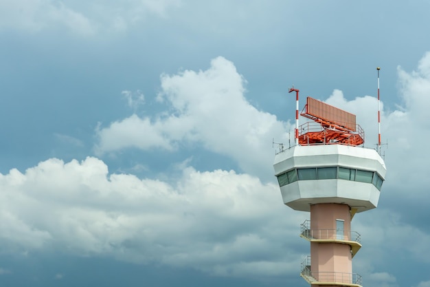 Der Flughafen-Kontrollturm mit Regenwolken, Sturm und Donner