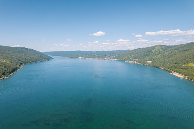 Der Fluss Angara ist ein wichtiger Fluss in Sibirien, der den Baikalsee in der Nähe der Siedlung Listwjanka verlässt. Panorama-Luftbild.