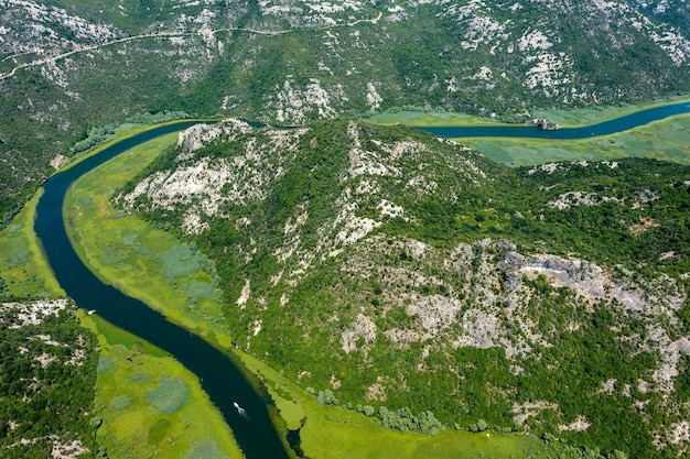 Der Fluss Crnojevica mündet in den Skutarisee