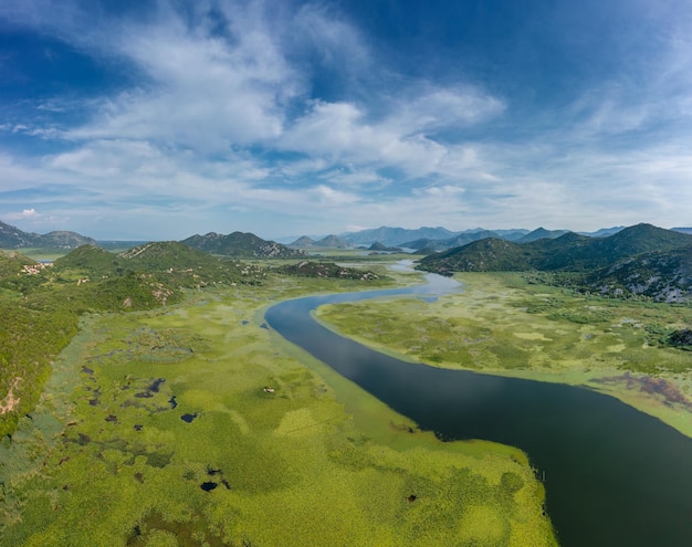 Der Fluss Crnojevica mündet in den Skutarisee