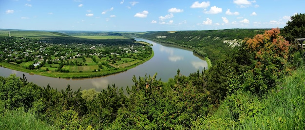 Der Fluss Dnjestr dreht sich um das moldauische Dorf in der Ukraine