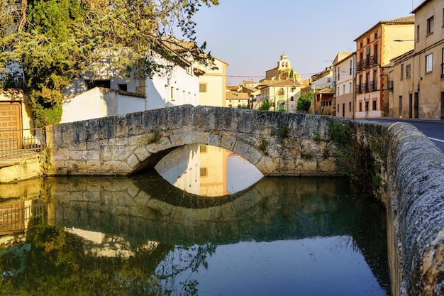 Der Fluss Douro, der durch das hübsche mittelalterliche Dorf San Esteban de Gormaz in Soria, Spanien, fließt