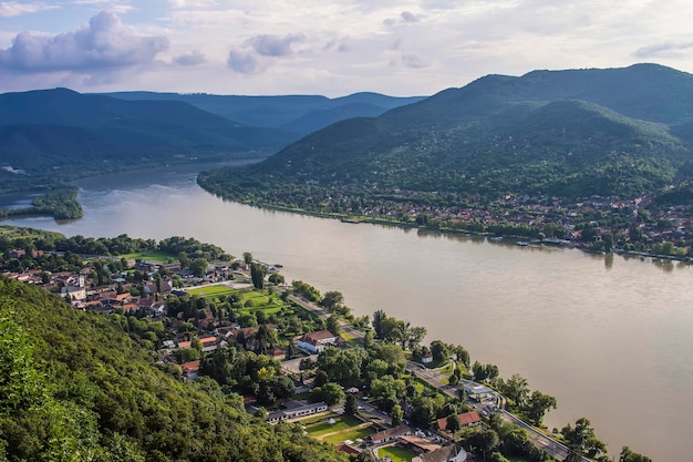 Der Fluss Drina und Berge gegen den Himmel aus dem Schloss von Visegrad