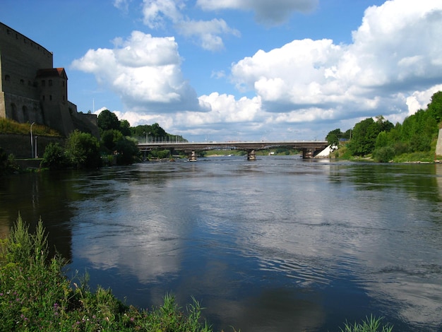 Der Fluss in der Stadt Narva Estland