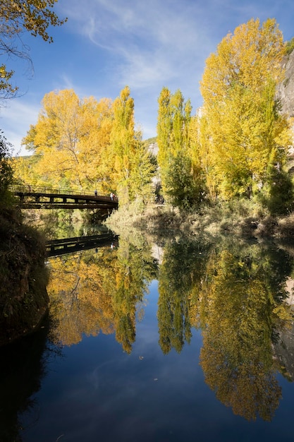 Der Fluss Jucar im Herbst in Cuenca, Kastilien-La Mancha in Spanien. Herbstlandschaft mit Bäumen voll