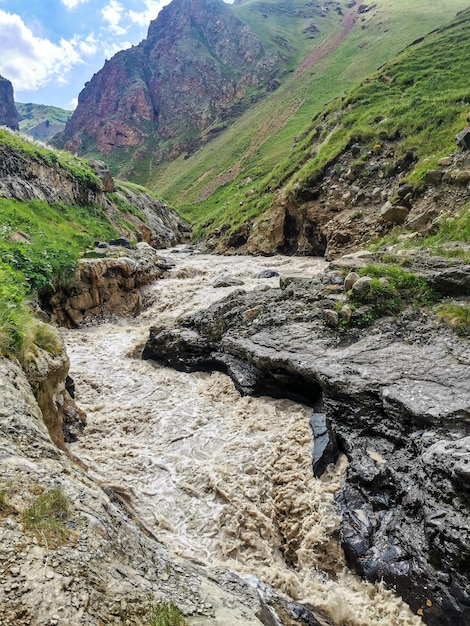 Der Fluss KyzylKol, umgeben von den Bergen des Kaukasus in der Nähe von Elbrus Jilysu Russland