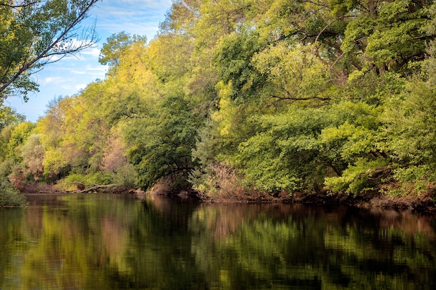 Der Fluss mit einer ruhigen Strömung