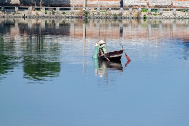 Der Fluss spiegelt die schöne Landschaft auf beiden Seiten mit grünen Bäumen und Häusern wider.