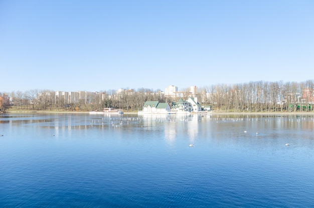 Der Fluss Svisloch fließt in Minsk und schafft malerische Orte in Weißrussland