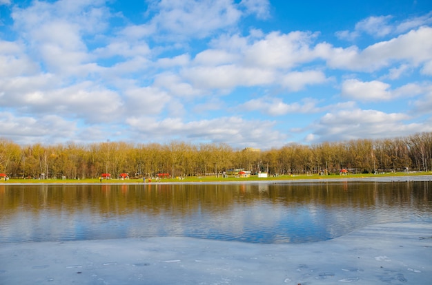 Der Fluss Svisloch fließt in Minsk und schafft malerische Orte. Weißrussland.