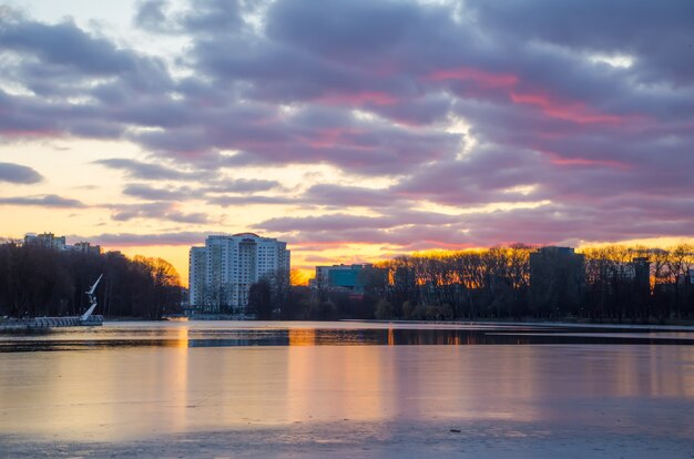 Der Fluss Svisloch fließt in Minsk und schafft malerische Orte.