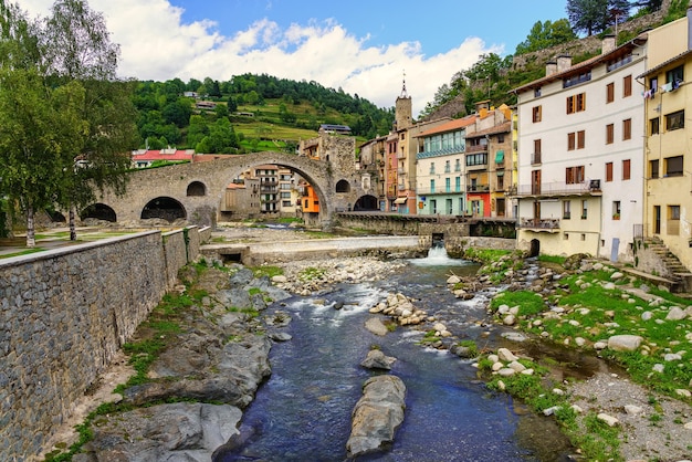 Der Fluss Ter fließt durch das mittelalterliche Dorf Camprodon mit seiner alten Steinbrücke Gerona