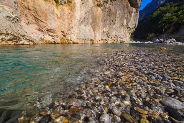 Foto der fluss valbona in albanien