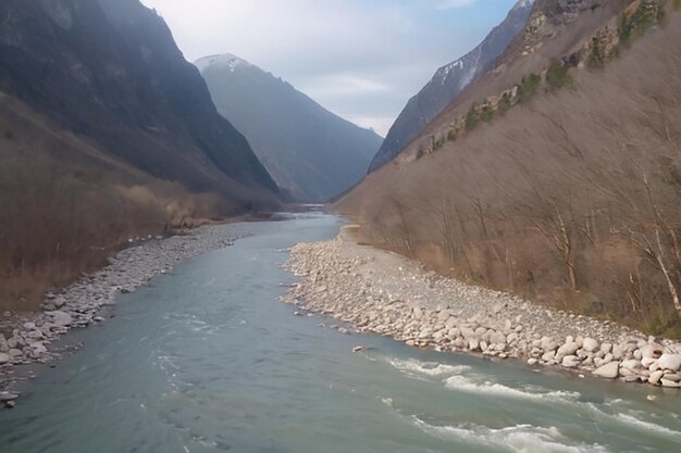 der Fluss zwischen den Bergen