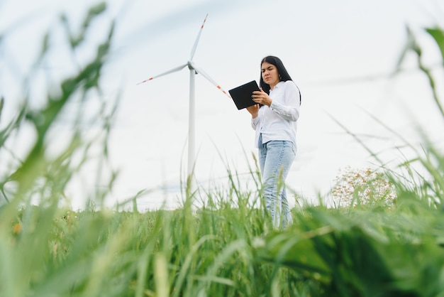 Der Forscher analysiert die Messwerte der Windkraftanlage