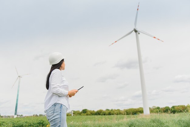 Der Forscher analysiert die Messwerte der Windkraftanlage