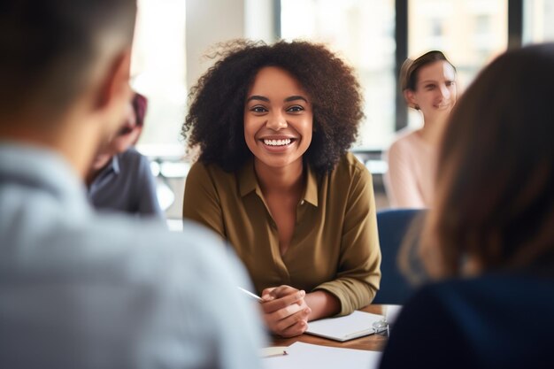 Der Fortschritt beherrschen Wirksames Feedback in HighStakes Team-Meetings mit einer schwarzen jungen Frau