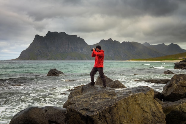 Der Fotograf fotografiert am Strand von Uttakleiv auf der Insel Lofoten
