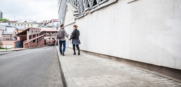 Der Fotograf fotografiert ein verliebtes Paar, das die Straße entlang geht