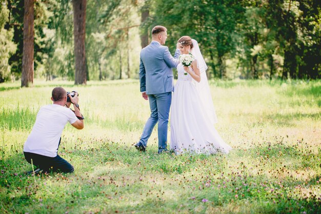 Der Fotograf macht einen Schießtanz