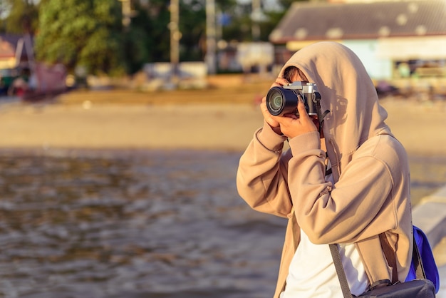 Foto der fotograf mit sonnenlicht