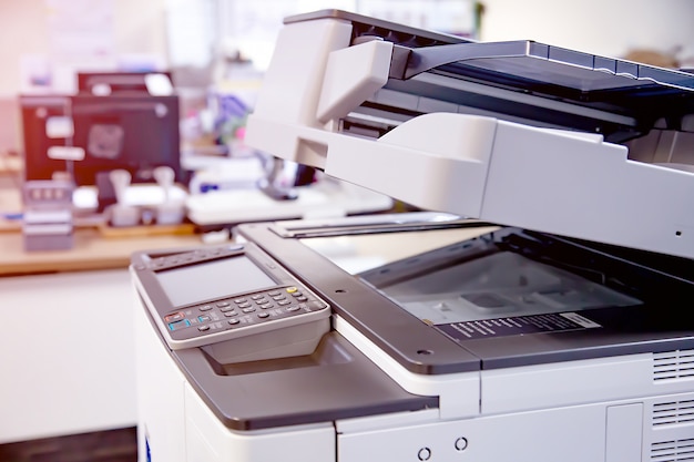 Der Fotokopierer oder Drucker in Nahaufnahme ist ein Werkzeug für Büroangestellte zum Scannen und Kopieren von Papier.