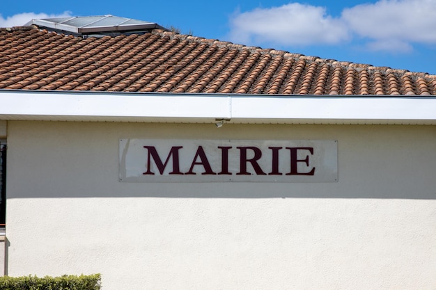 Der französische Text mairie bedeutet Rathaus in der Gebäudefassade in der Stadt Frankreich