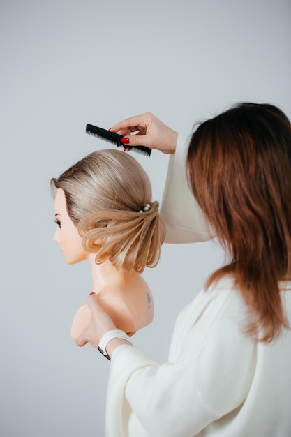 Der Friseur macht ein schönes Styling auf der Schaufensterpuppe