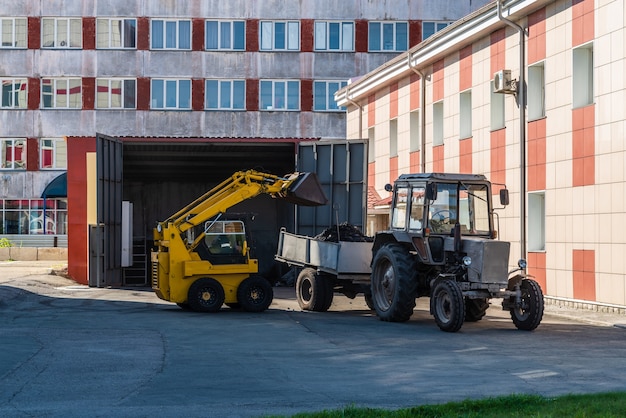 Der Frontlader lädt Kohle in einen Sattelschlepper. Barnaul, Altai, Russland