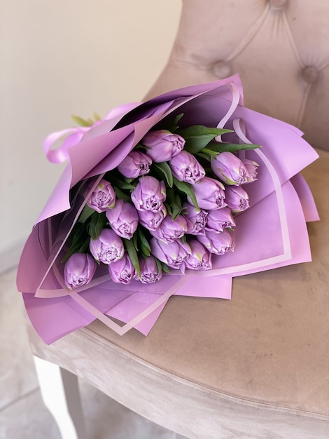 Der Frühling ist ein zarter Strauß lila Tulpen. Lila Blumen für ein romantisches Geschenk in einem Blumenladen