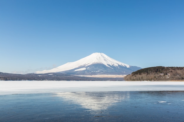 Der Fujisan gefrorener Yamanaka See