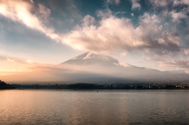 Der Fujisan mit Wolken bedeckt am Morgen