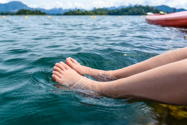 Der Fuß im Wasser