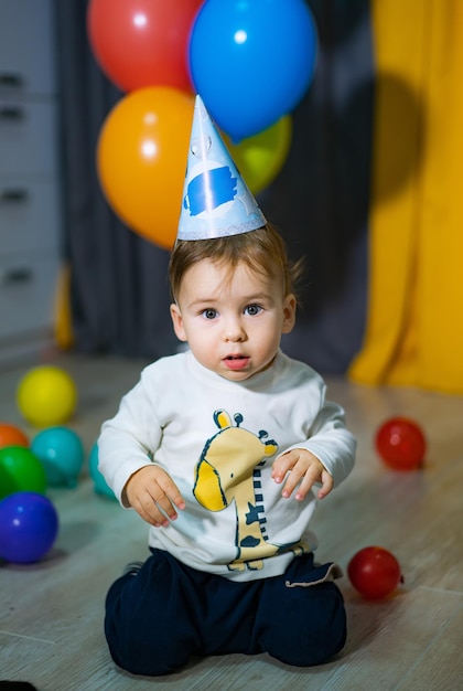 Der Geburtstag des Jungen Babys Erster Geburtstag Ein Jahr alt mit bunten Luftballons