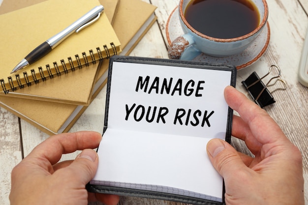Foto der geschäftsmann öffnete ein notizbuch mit der aufschrift manage your risk