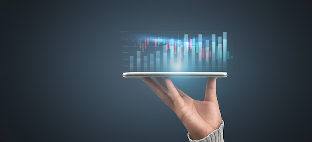Der Geschäftsmann plant das Wachstum des Diagramms und die Zunahme der positiven Indikatoren des Diagramms in seinem Geschäft, Tablet in der Hand