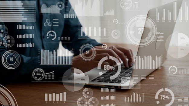 Der Geschäftsmann verwendet einen leistungsfähigen Laptop-Computer, um die Analyse von Geschäftsdaten zu analysieren