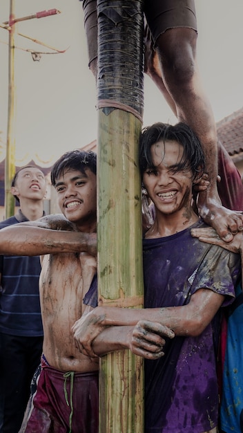 Der Gesichtsausdruck eines Jungen, der Greasy Pole spielt