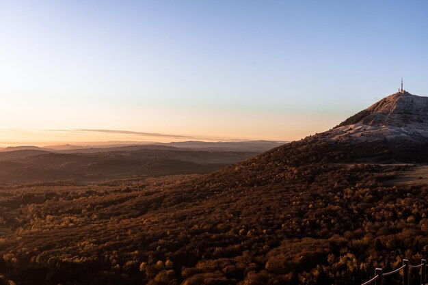 Der Gipfel des Puy de Dome bei Sonnenuntergang in der Auvergne, Frankreich