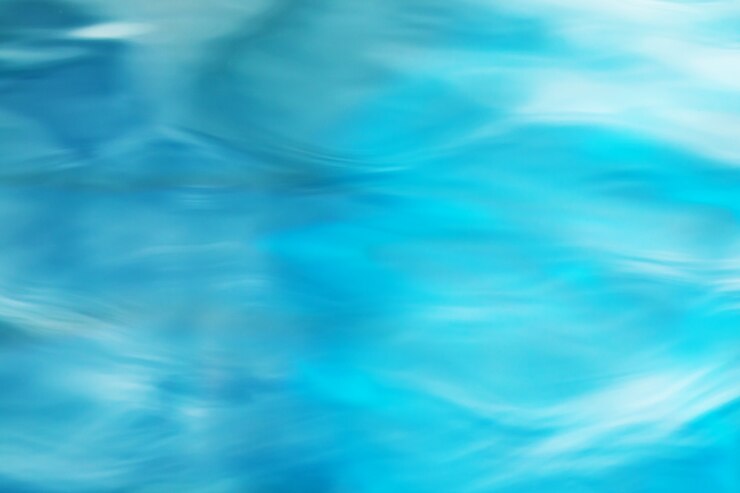 Der glatte natürliche Hintergrund des blauen Wassers mit bokeh Zusammenfassung auf dem Meer oder dem Ozean, der Weinlese und der Weiche färbte Unschärfe.