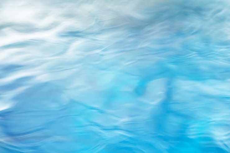 Der glatte natürliche Hintergrund des blauen Wassers