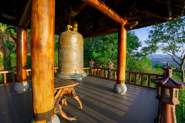 Der Glockenturm am Linh Qui Phap An Tempel in der Nähe der Stadt Bao Loc in der Provinz Lam Dong in Vietnam