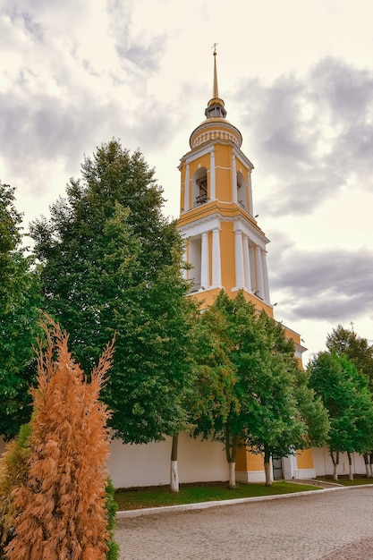 Der Glockenturm auf dem Domplatz, gelber Glockenturm