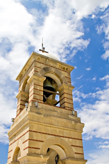 Der Glockenturm der Kapelle St. Georg auf dem Berg Lycabettus in Athen, Griechenland,