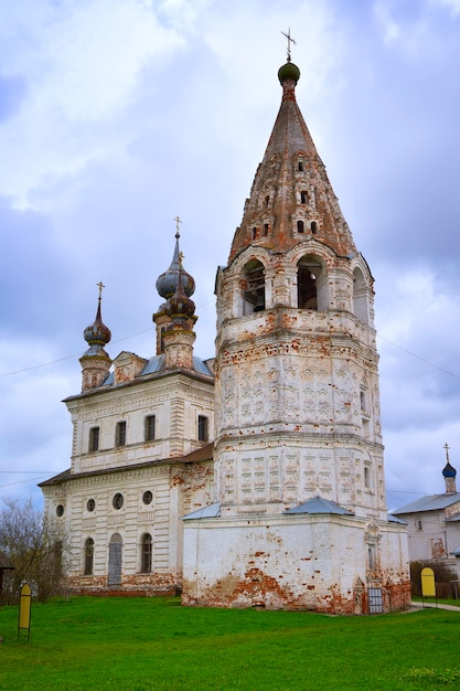 Der Glockenturm der Kathedrale aus weißem Stein